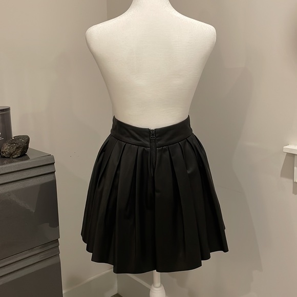 ALICE & OLIVIA LEATHER pleated black lamb skin leather skirt. - Picture 2 of 5